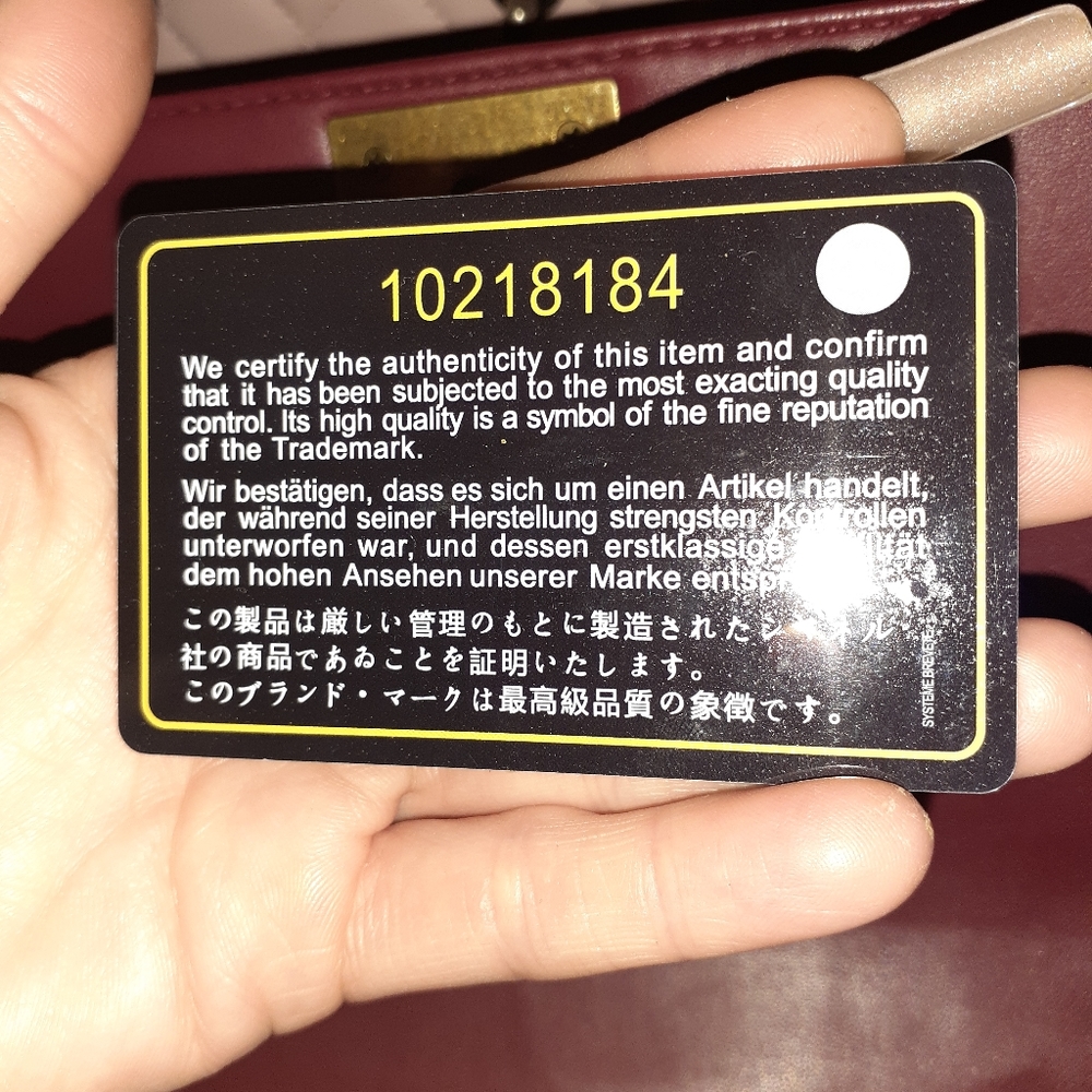 A Chanel Boy bag med burgundy